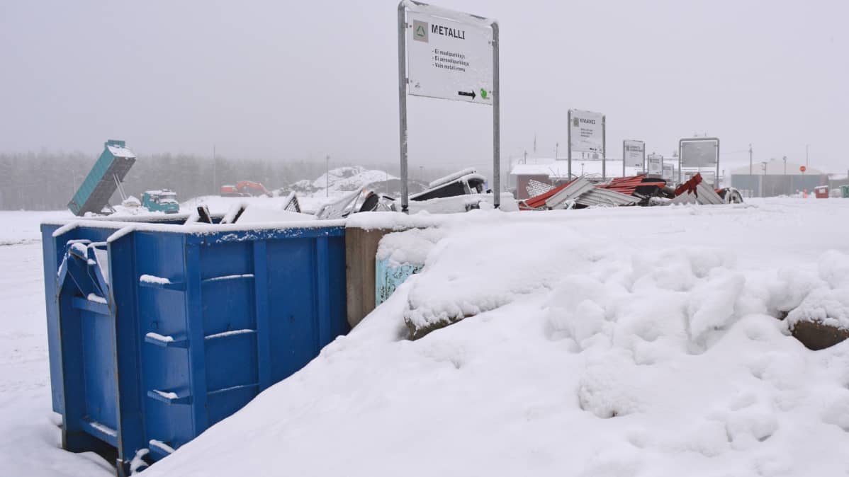 Jätekontteja Majasaaren jätekeskuksen pihassa.