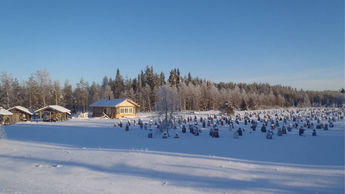 Hiljainen kansa -taideteos lumivaipan alla tammikuussa 2014.