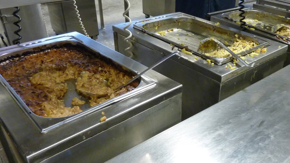 Kaalilaatikkoa ja perunakiusausta varuskunnan ruokalassa