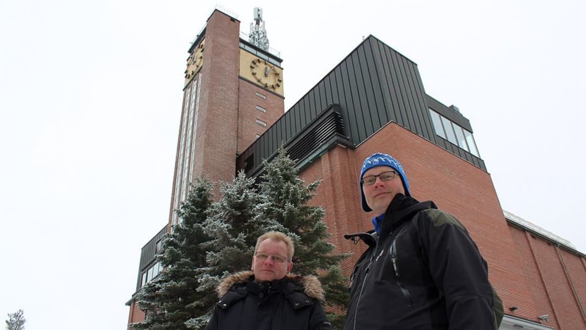 Neste Oil Rallin kilpailunjohtaja Kai Tarkiainen (vas.) ja apulaiskilpailunjohtaja Kari Nuutinen Vesilinnan edustalla Harjulla.