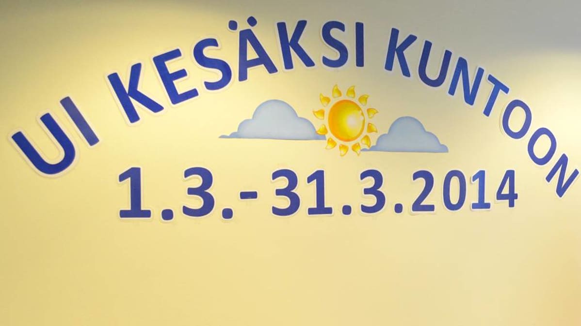 Ui kesäksi kuntoon -kampanjamainos Kaukaveden seinällä.