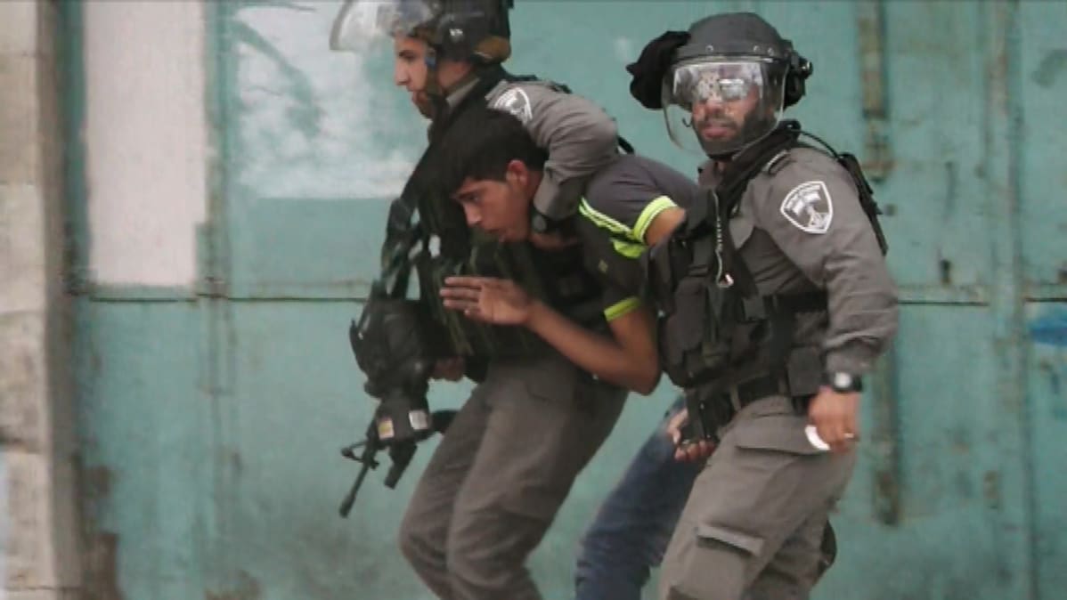 Israelin armeija jakaa kivenkovaa oikeutta Länsirannan lapsille.