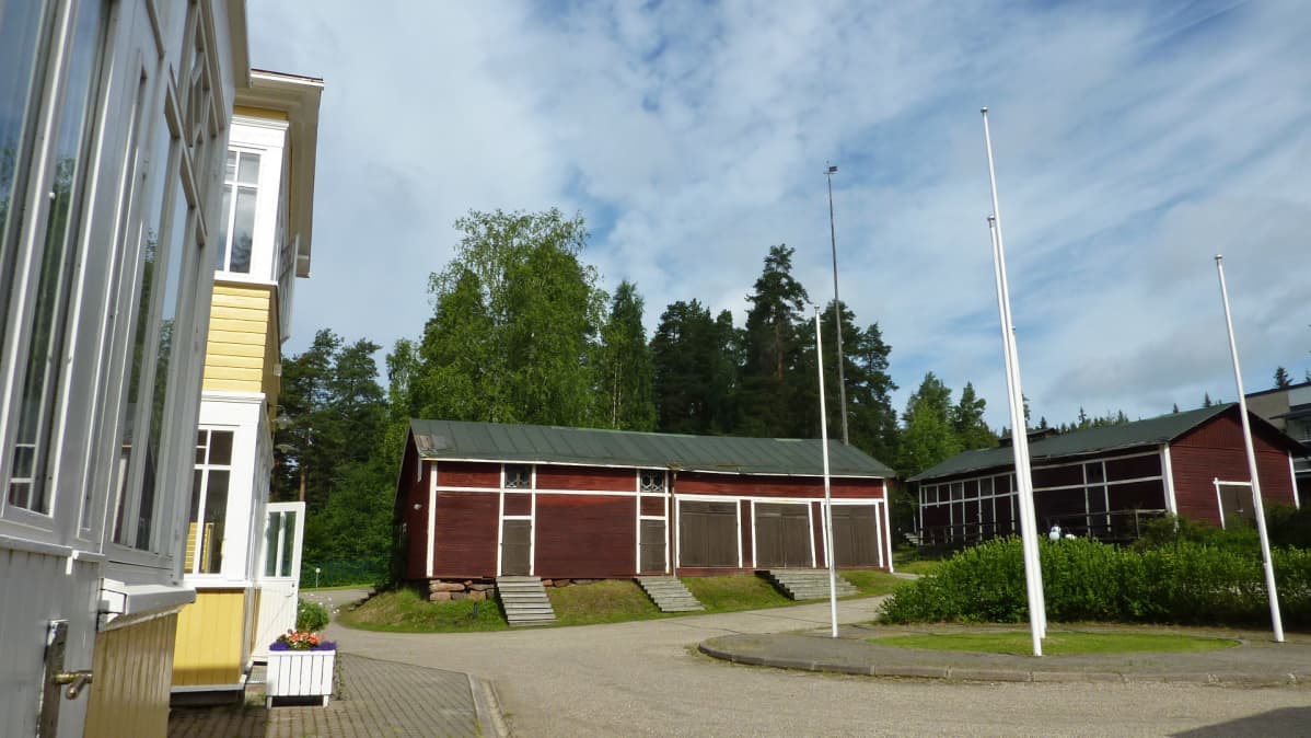 Karolineburgin punaisia piharakennuksia.