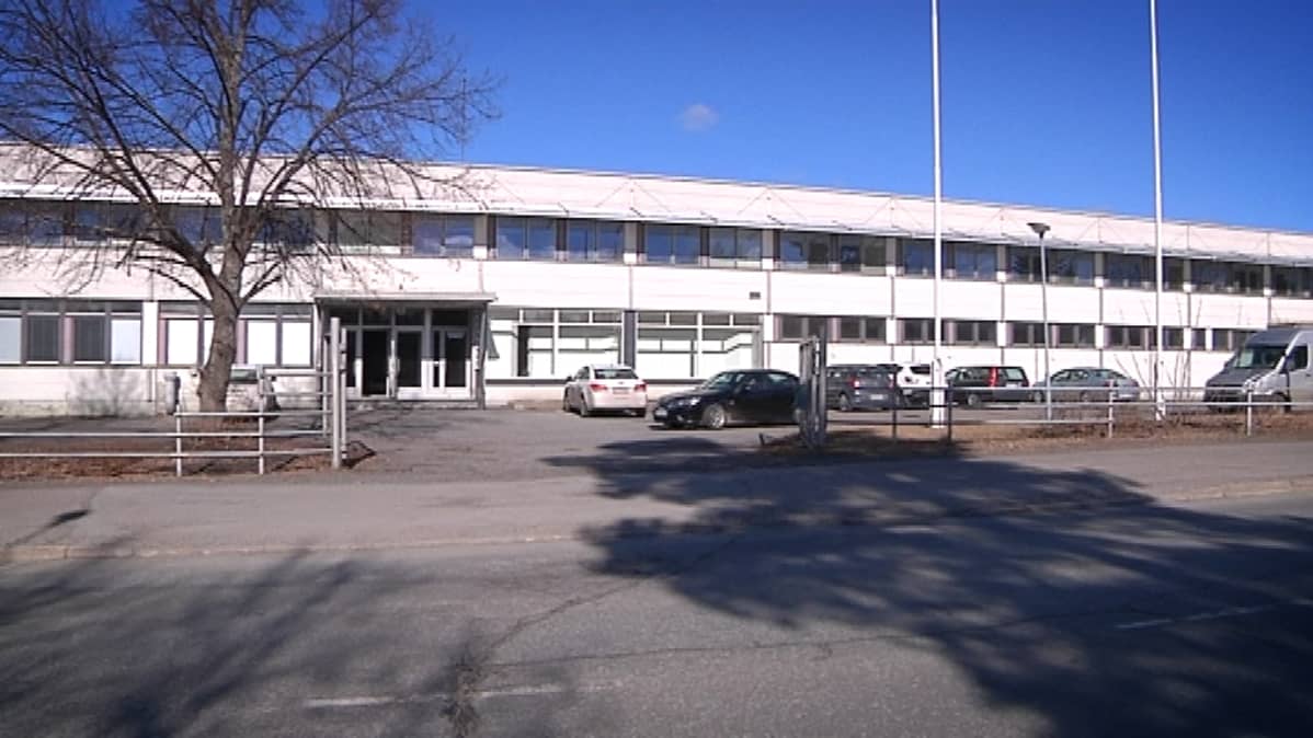 Tehdashalli, johon suunnitellaan Duudsonit aktiviteettipuistoa.