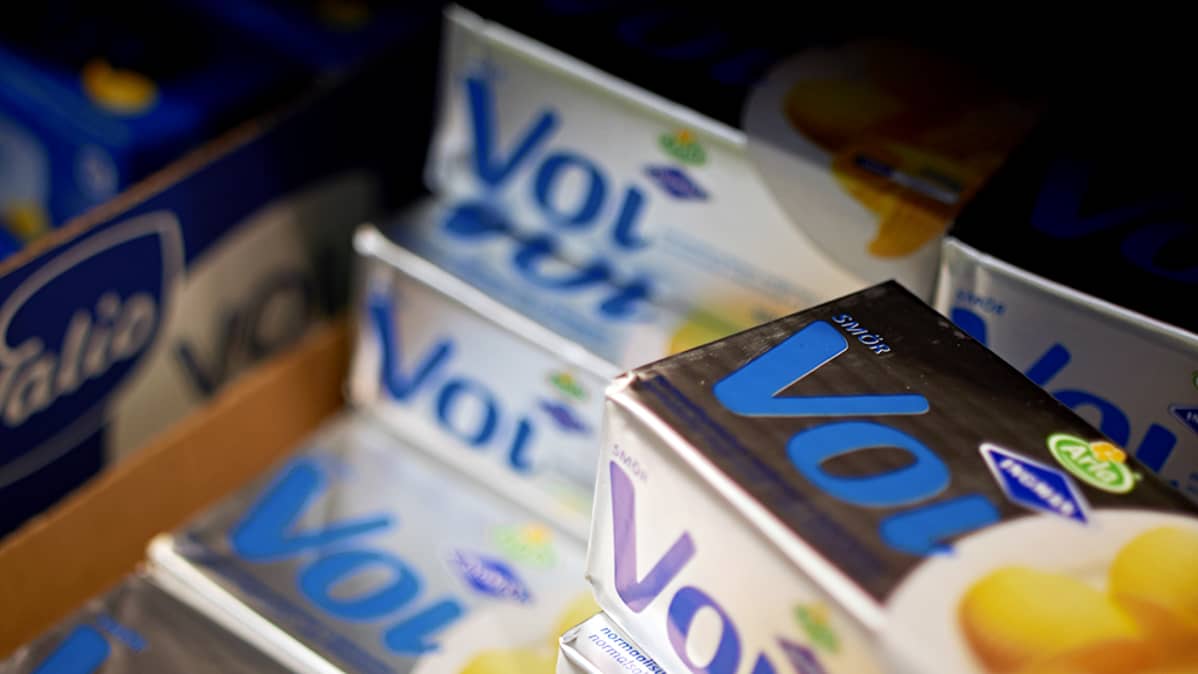 Voipaketteja kaupan kylmäkaapissa.