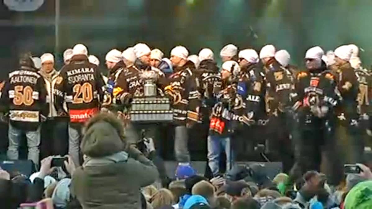 Oulun Kärpät ja Kanada-malja kultajuhlassa Raksilan pesäpallostadionilla 29.4.2014.