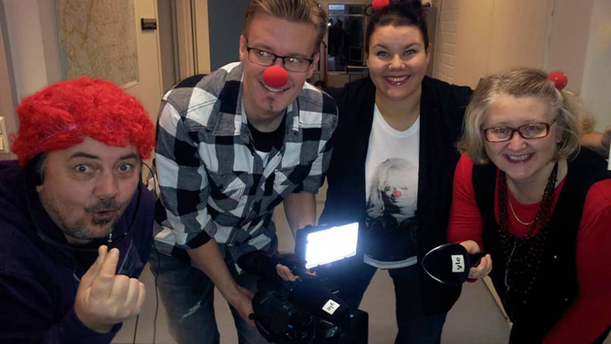 Kuvaus- ja radiotiimi valmiina lähtemään keikalle Nenäpäivänä 2013.