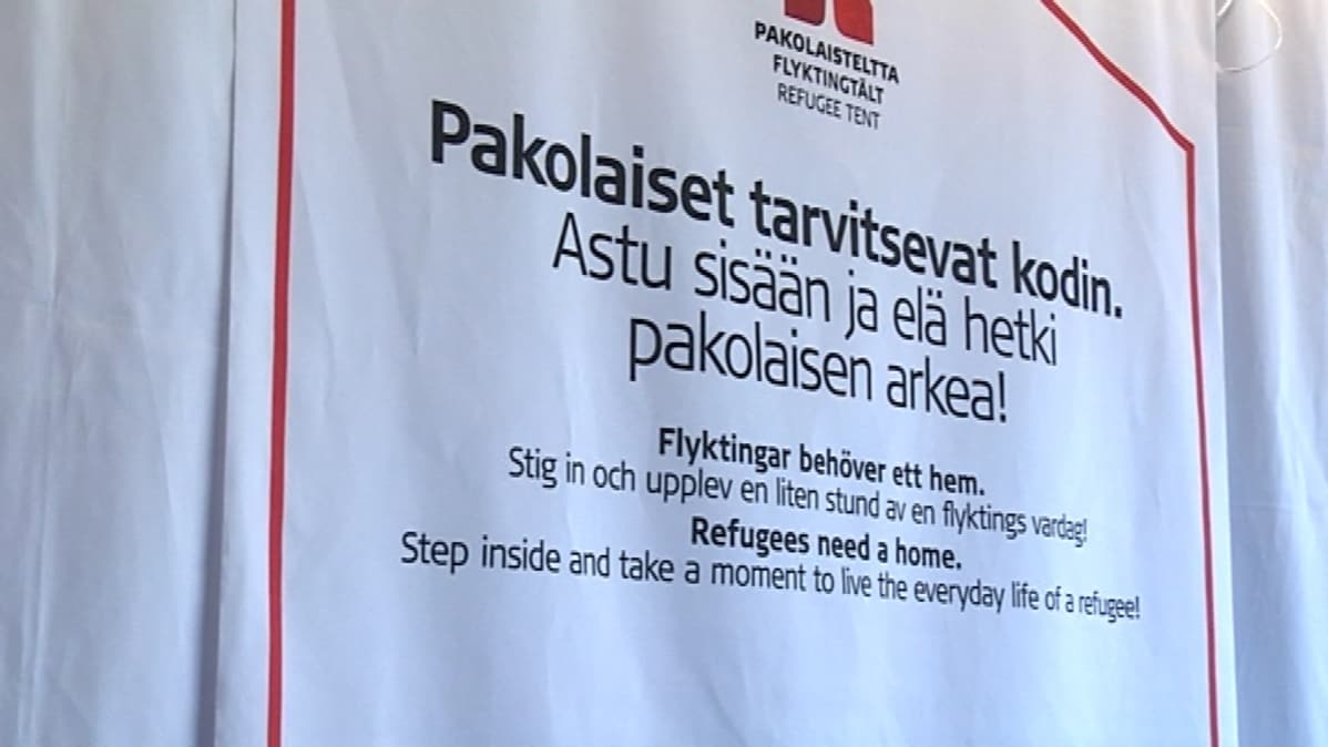 Kyltti havainnollistetun pakolaisteltan seinästä Seinäjoen kaupunginkirjastossa.