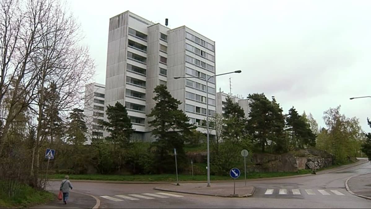 Katunäkymä Helsingin Pihlajamäestä.
