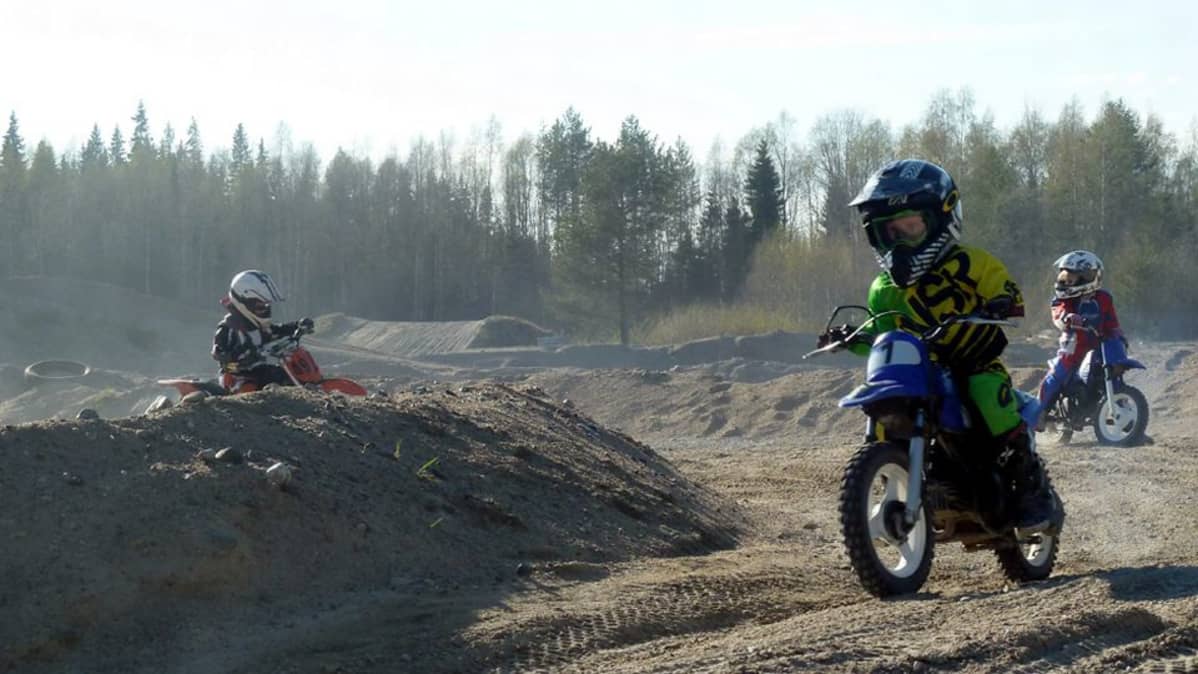 Kuvassa junioricrossareita Kaakamon moottoriradalla