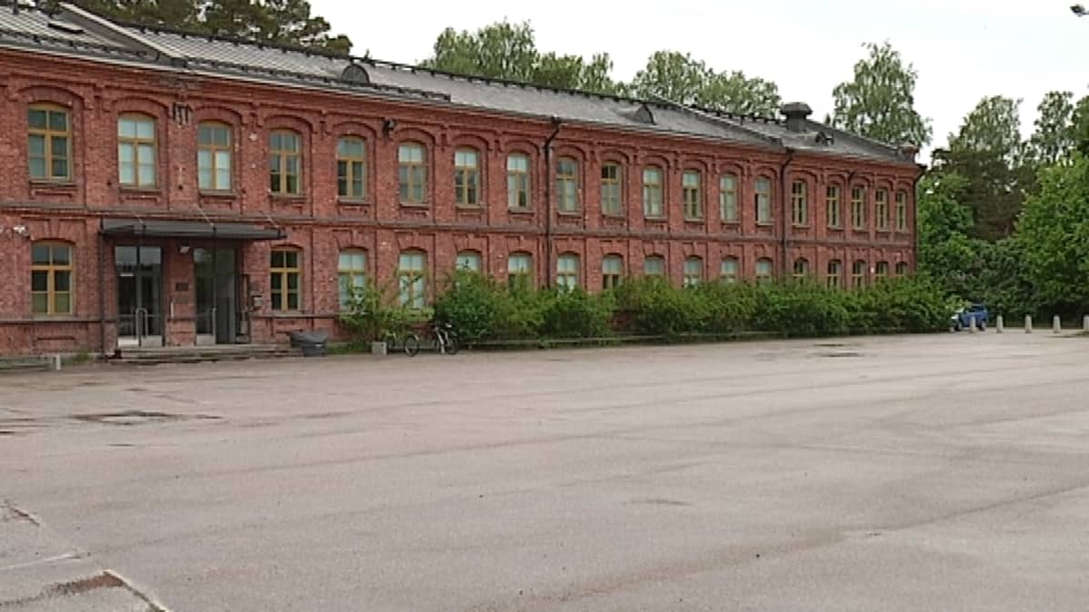 Urheilukoulun rakennus Santahaminassa