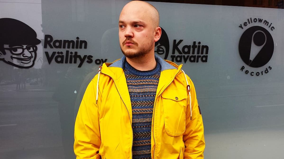Rap-artisti Pyhimys on päivätöissä tuotantopäällikkönä Universal Musicissa.