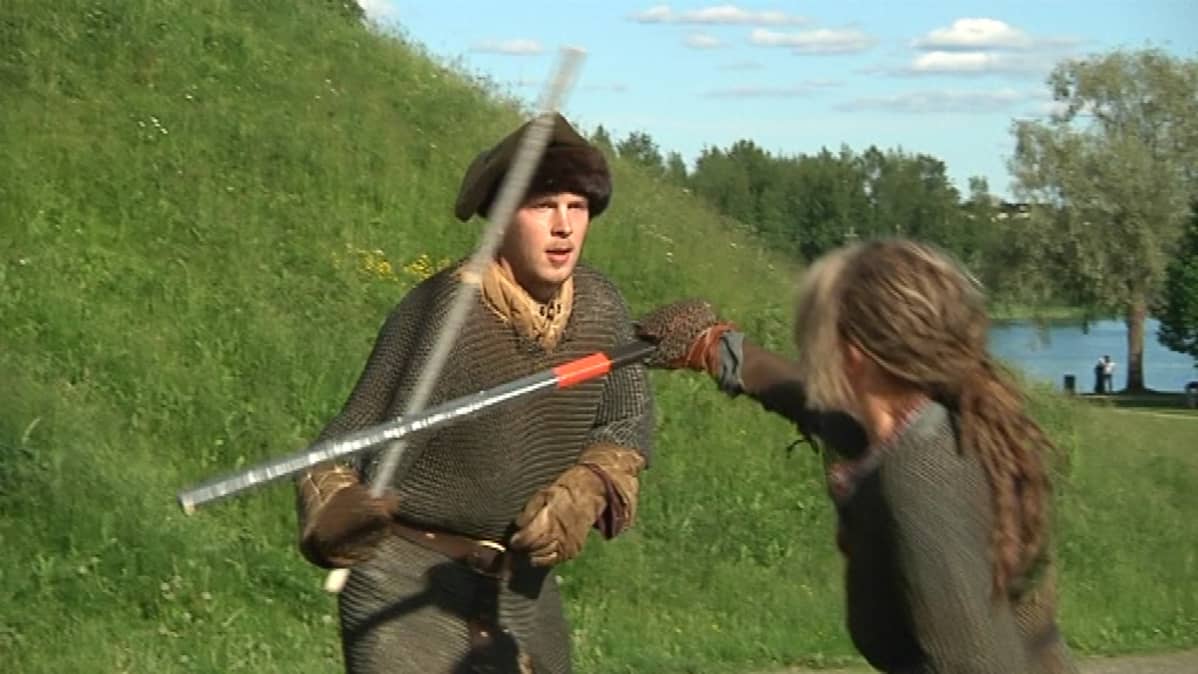 Viikinkimiekkailutaistelussa Jaakko Kaleva ja Katleena Kortesuo
