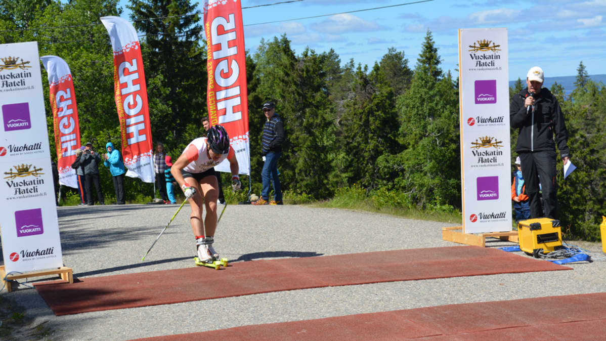 Aino-Kaisa Saarinen saavuttaa maailiviivan Vuokatin vaaran laella Aateli Race -kilpailussa.