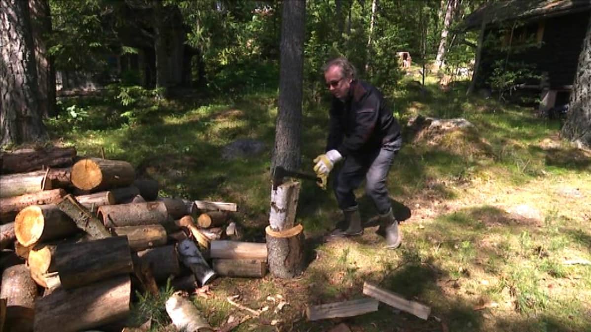Teppo Ruohonen hakkaa halkoja