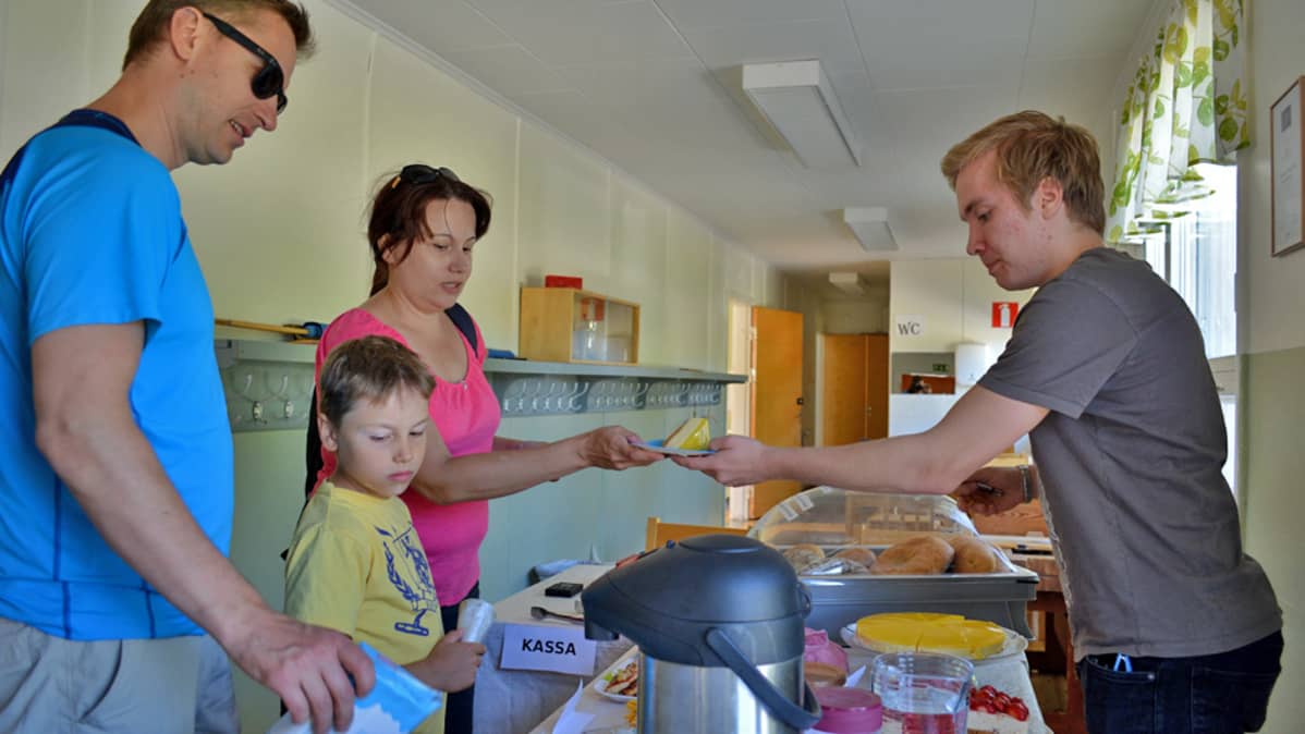 Asiakkaita Vuoreslahden kesäkioskin kassalla.