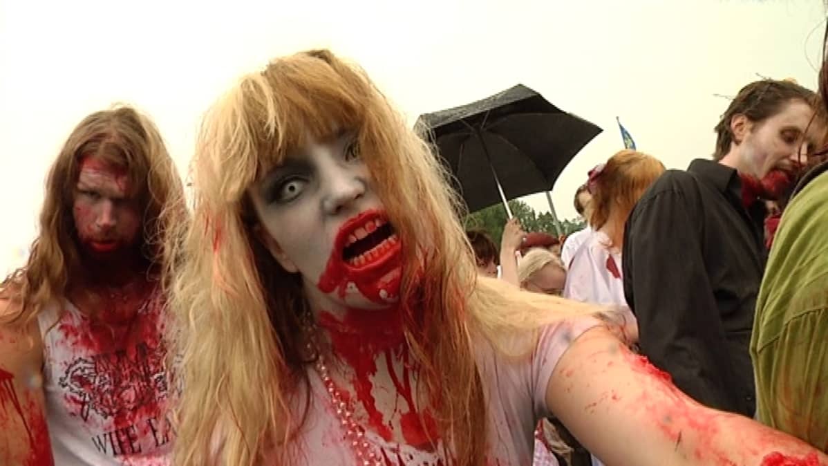 Zombi Tuomiokirkkosillalla.