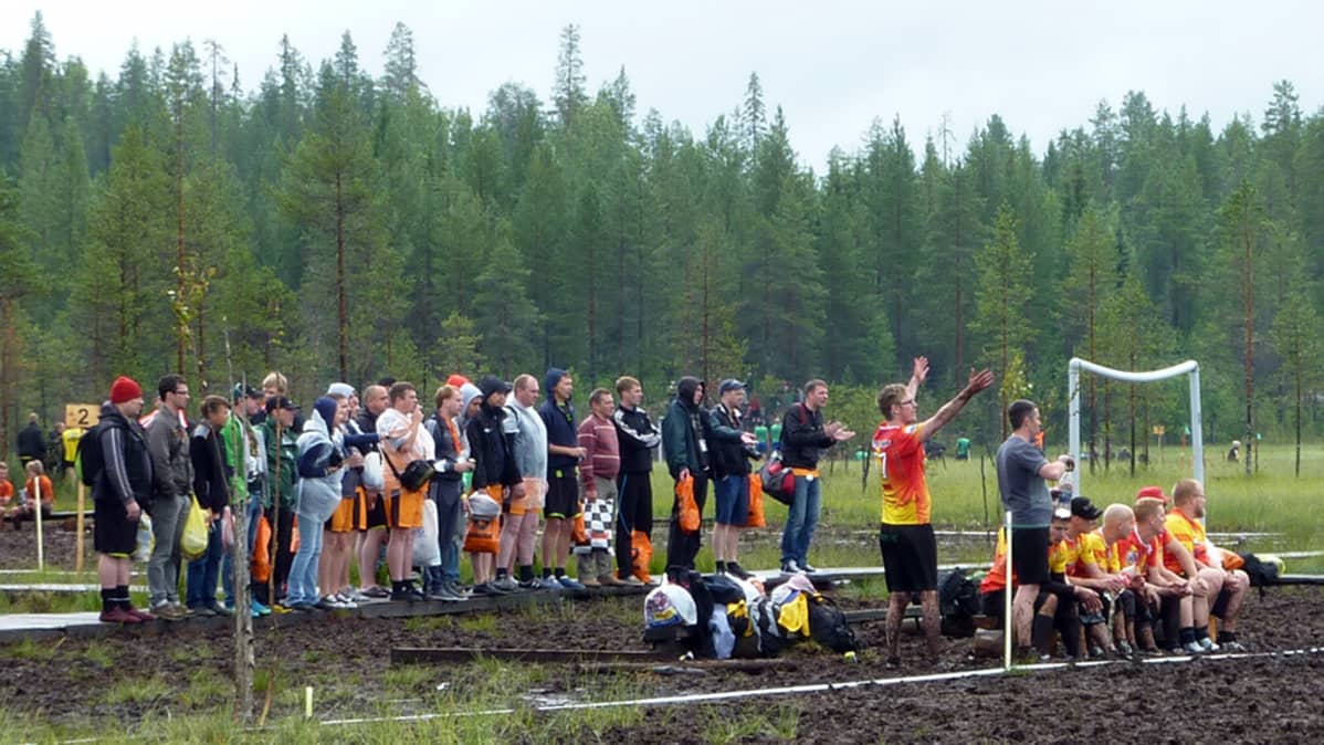 Yleisöä suopotkupallon MM-kisoissa.