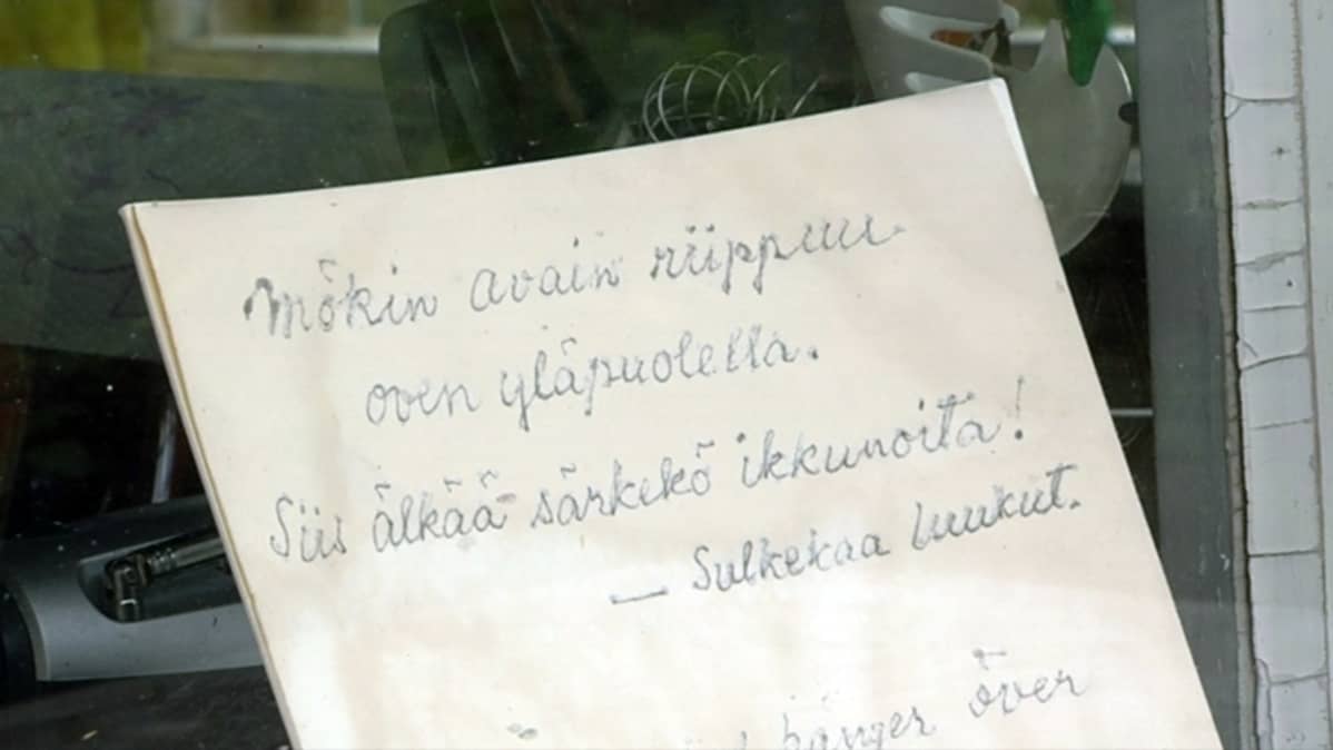 Lappu ikkunalla