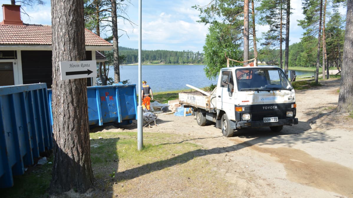 Vuokatinhovin rannassa tehdään remonttia kesällä 2014