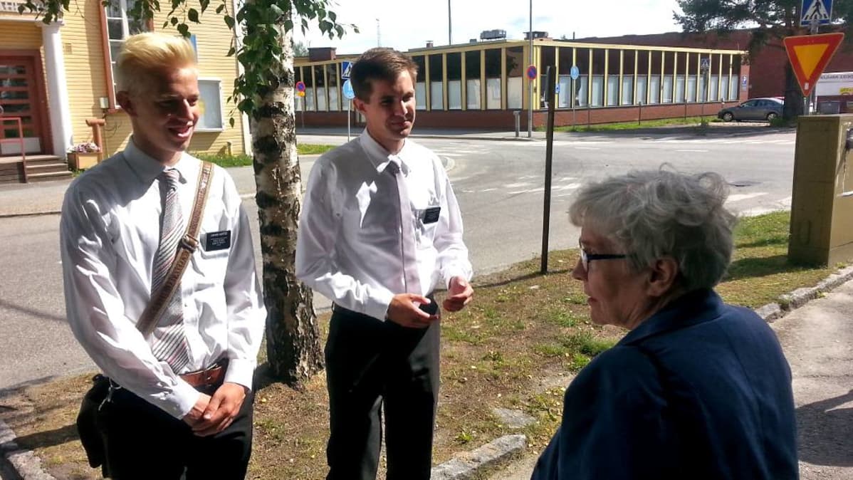 Kaksi mormonia lähetystyössä.