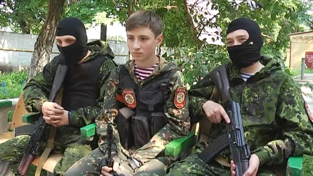 Andrei (kesk) ja pari vuotta vanhemmat Roman ja Igor kuuluvat separatistien Vostok-prikaatiin.