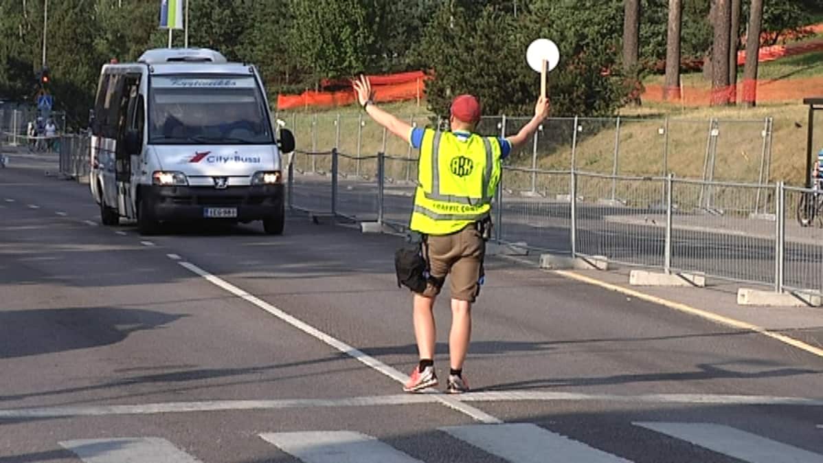 Mies pysäyttää autoa.