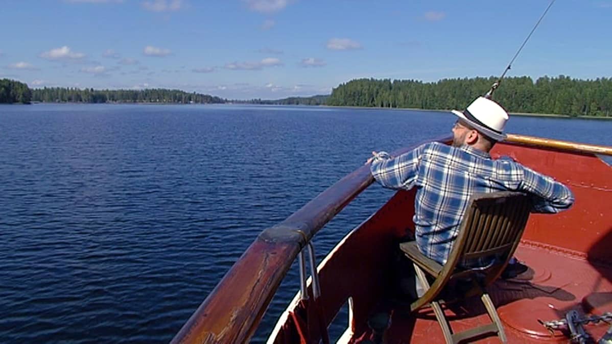 Mies höyrylaiva S/S Paul Wahlin kannella.
