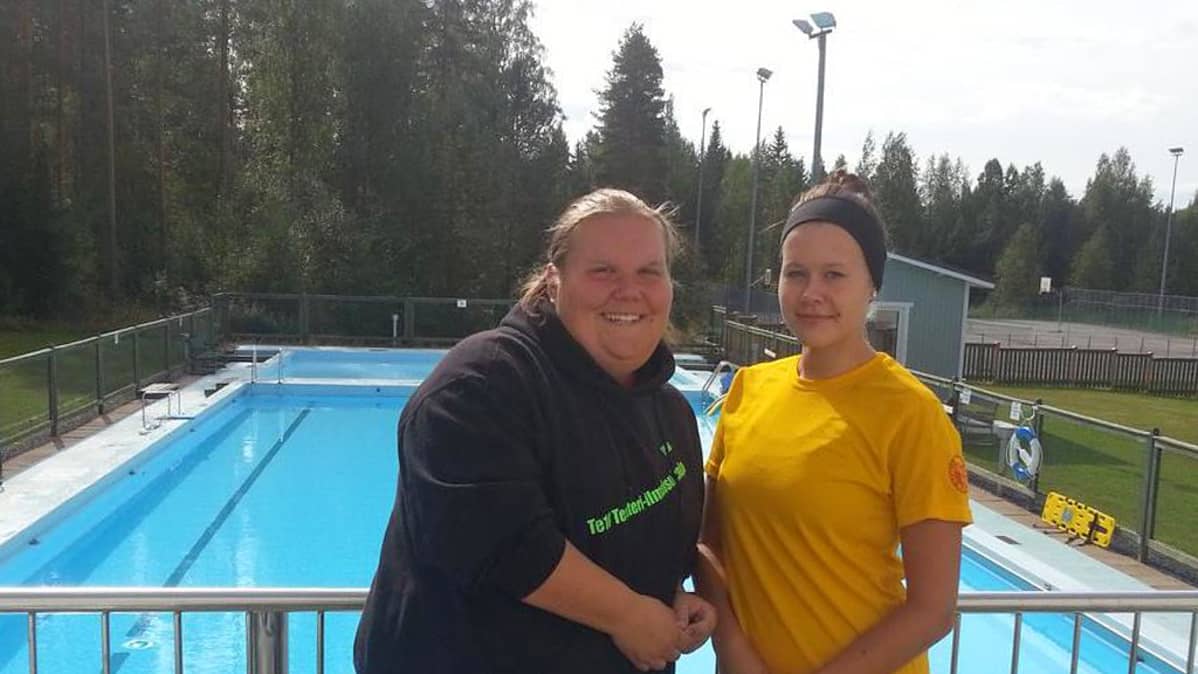 Elli Pyrrö ja Mira Nukari Otanmäen maauimalassa.
