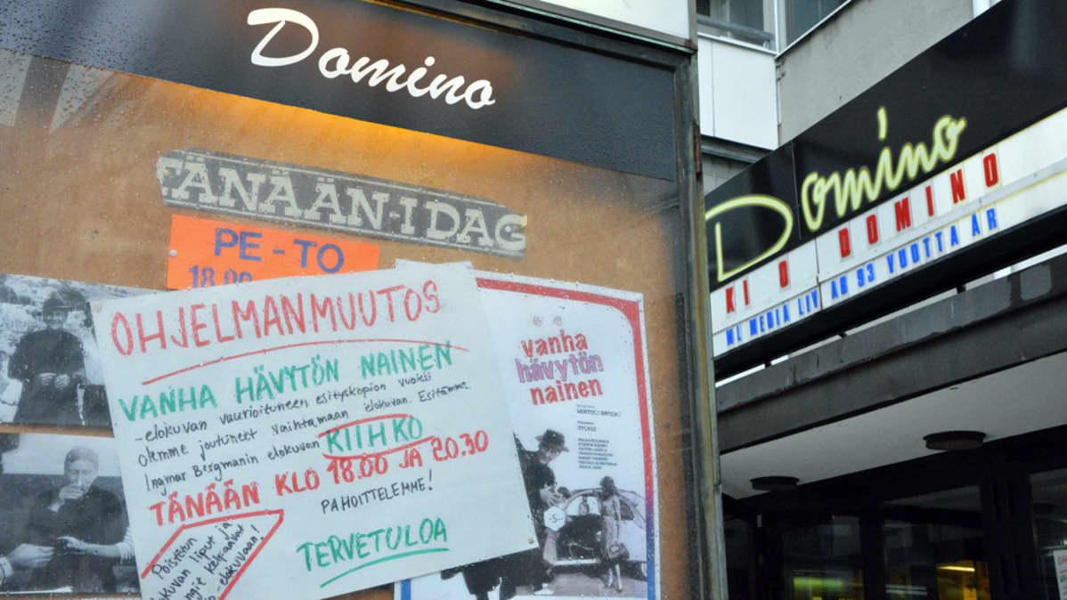 Tiedote Kino Dominon ilmoitustaululla: "OHJELMANMUUTOS. Vanha hävytön nainen -elokuvan vaurioituneen esityskopion vuoksi olemme joutuneet vaihtamaan elokuvan. Esitämme Ingmar Bergmanin elokuvan KIIHKO tänään klo 18.00 ja 20.30. Pahoittelemme!"