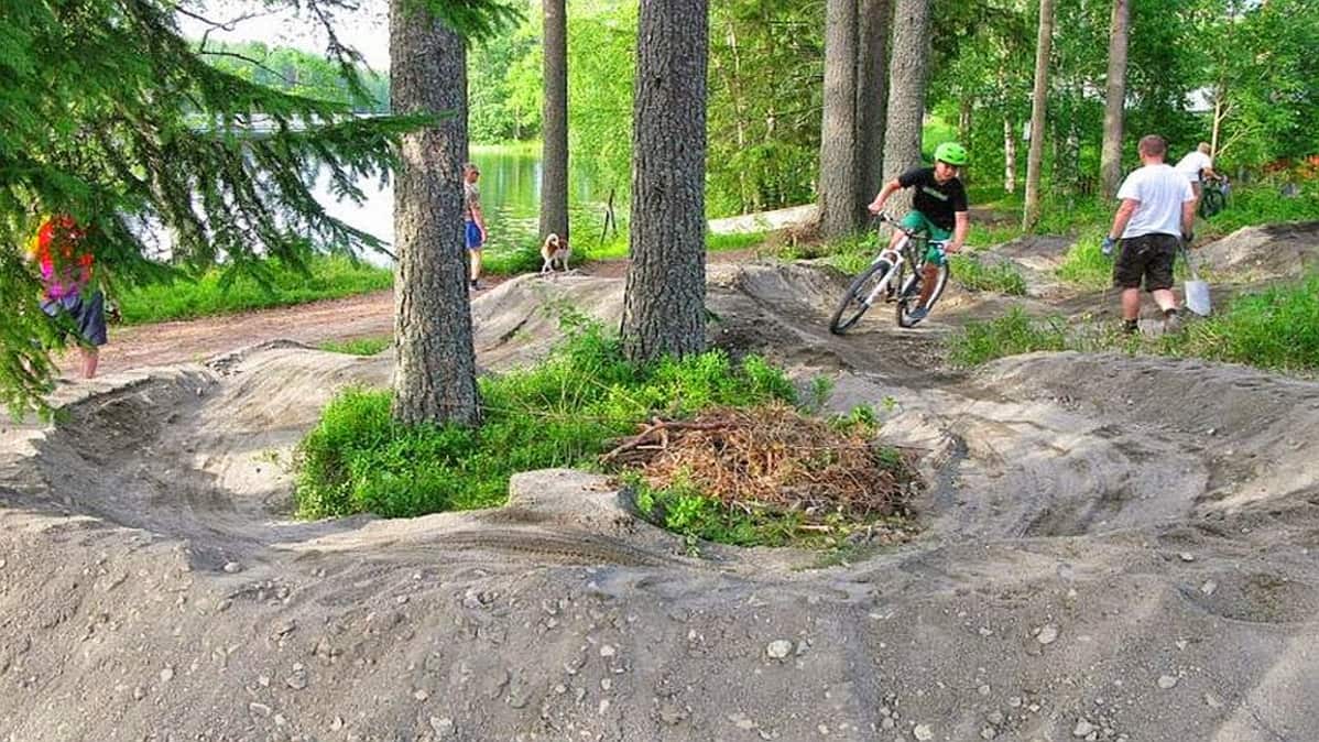 Luonetjärven koululaisilla on nyt uusi välituntiharrastus: maastopyöräily.