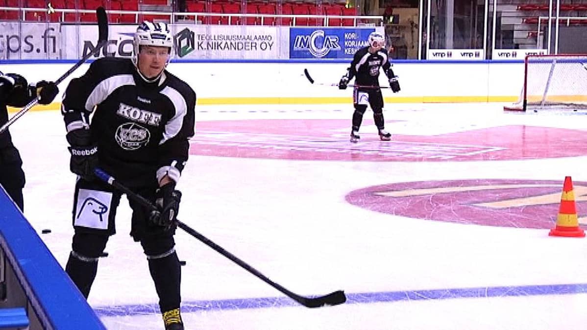 Puolustaja Petteri Nummelin harjoituksissa