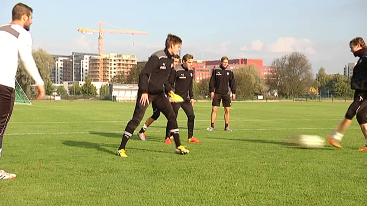 FC TPS:n pelaajat harjoittelevat.