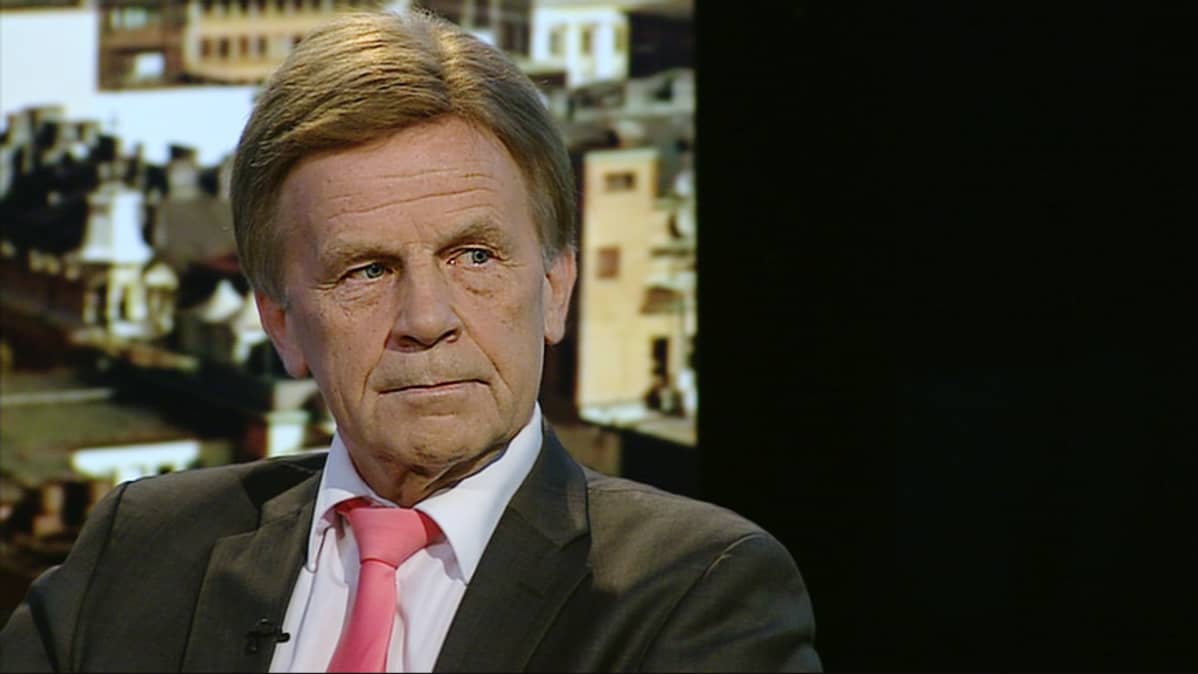 Kansanedustaja Mauri Pekkarinen (Kesk.).