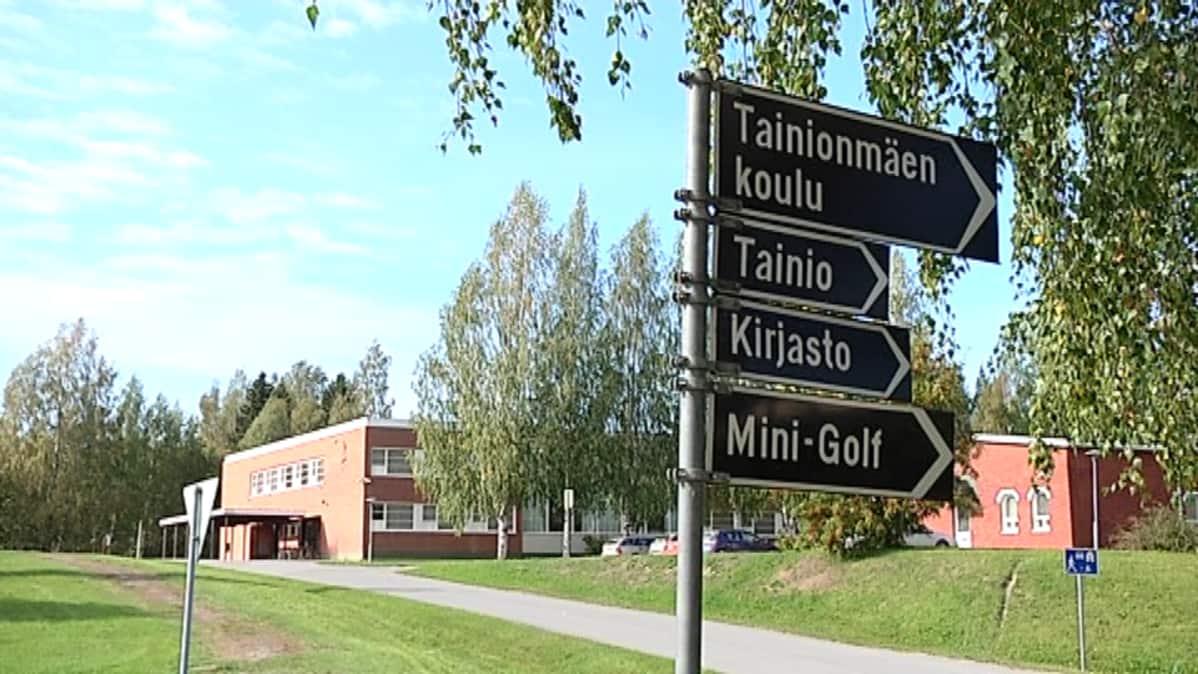 Kylttejä Kivijärven kunnassa.