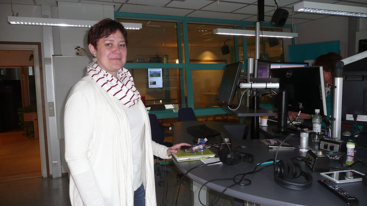Nainen seisoo Tampereen Radion studiossa