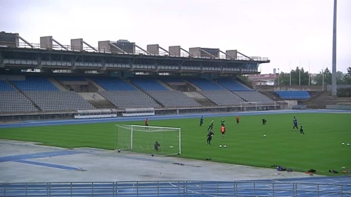 Lahden stadionin pääkatsomo on remontissa.