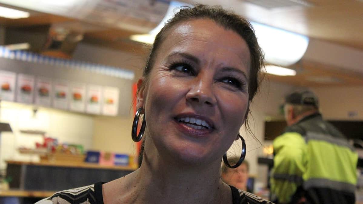 Arja Koriseva tunnustaa olevansa ihan hillitön penkkiurheilija.