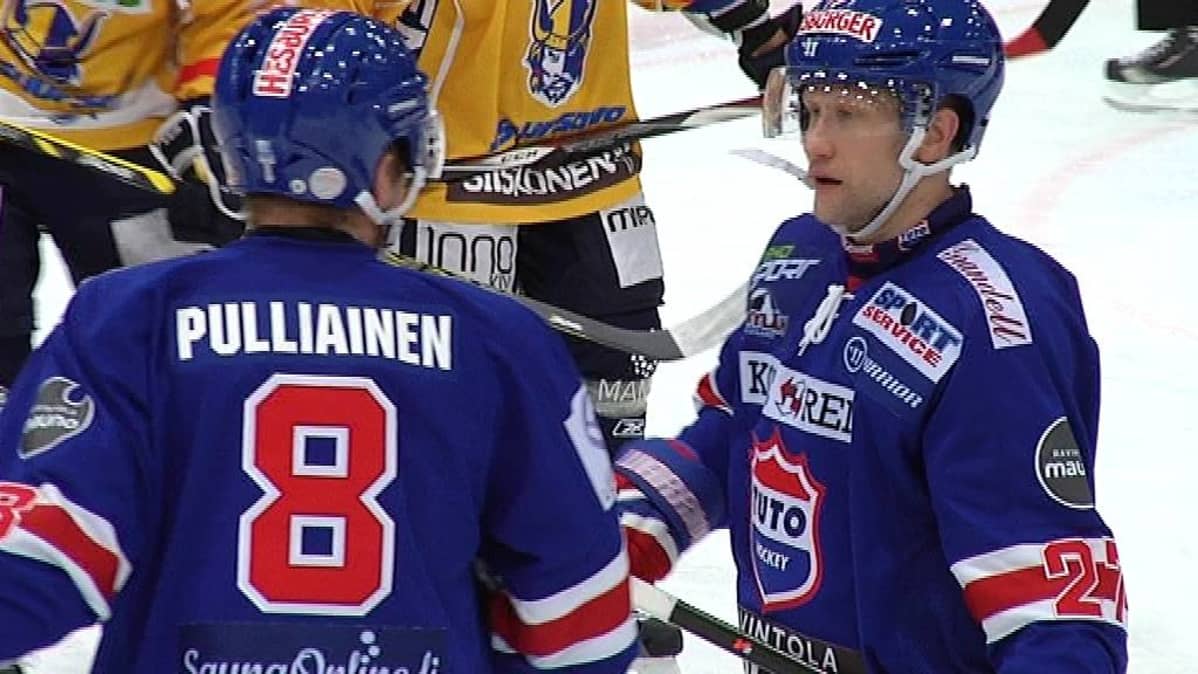 Tuukka Pulliainen ja Timo Pärssinen neuvottelevat.
