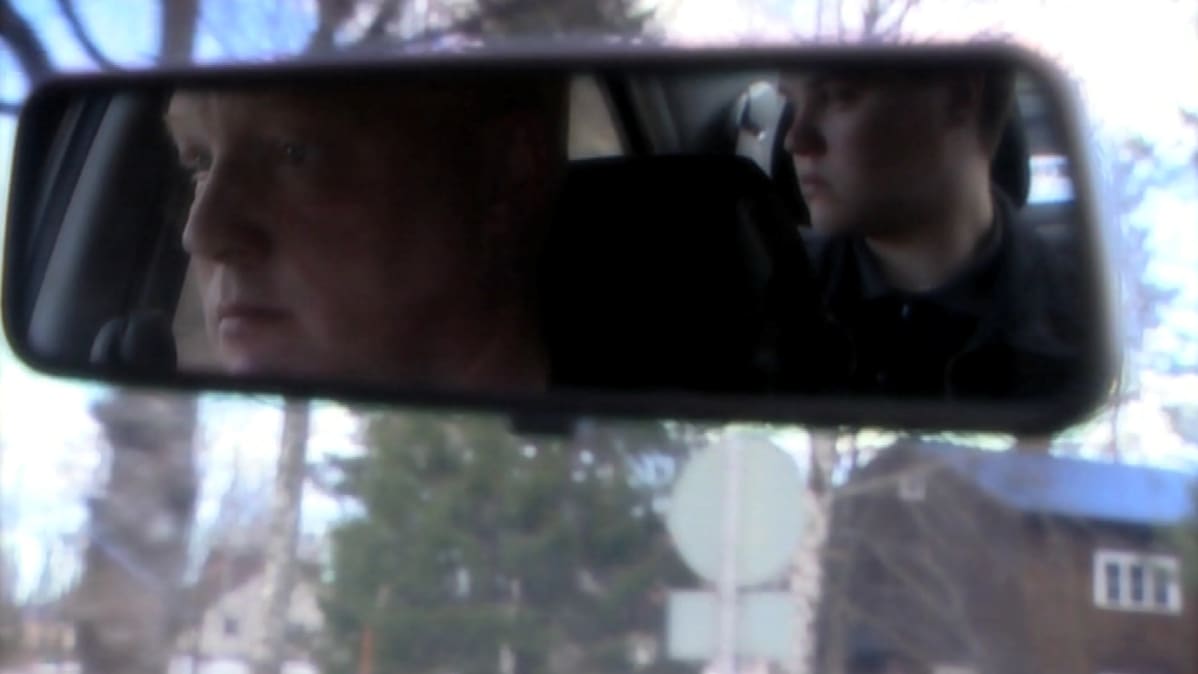 Pasi ja Samuli Saarinen lähtivät terveyskeskukseen poliisin matkassa