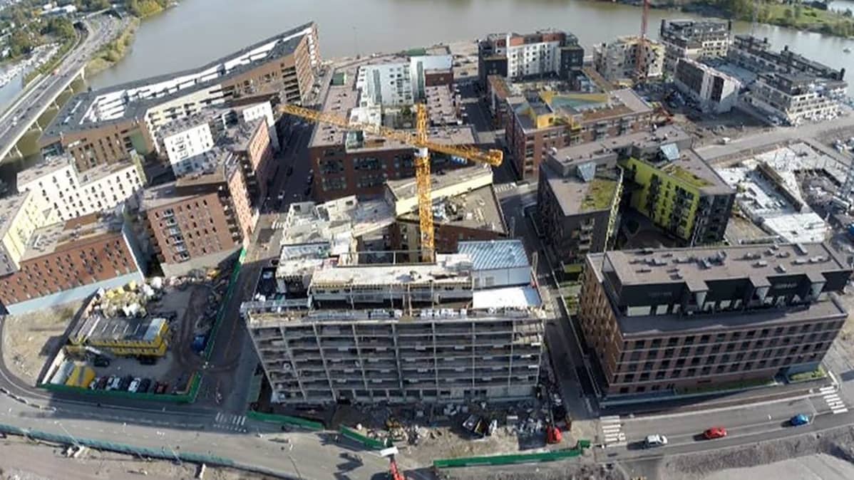 Rakennustyömaata ja kerrostaloja Helsingin Kalasatamassa.