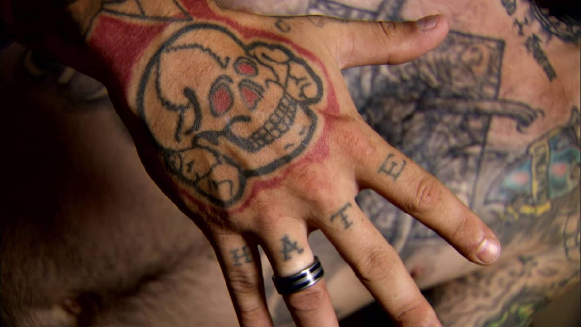 Vihasta oli vaikea päästä irti kun se oli tatuoituna ihoon.