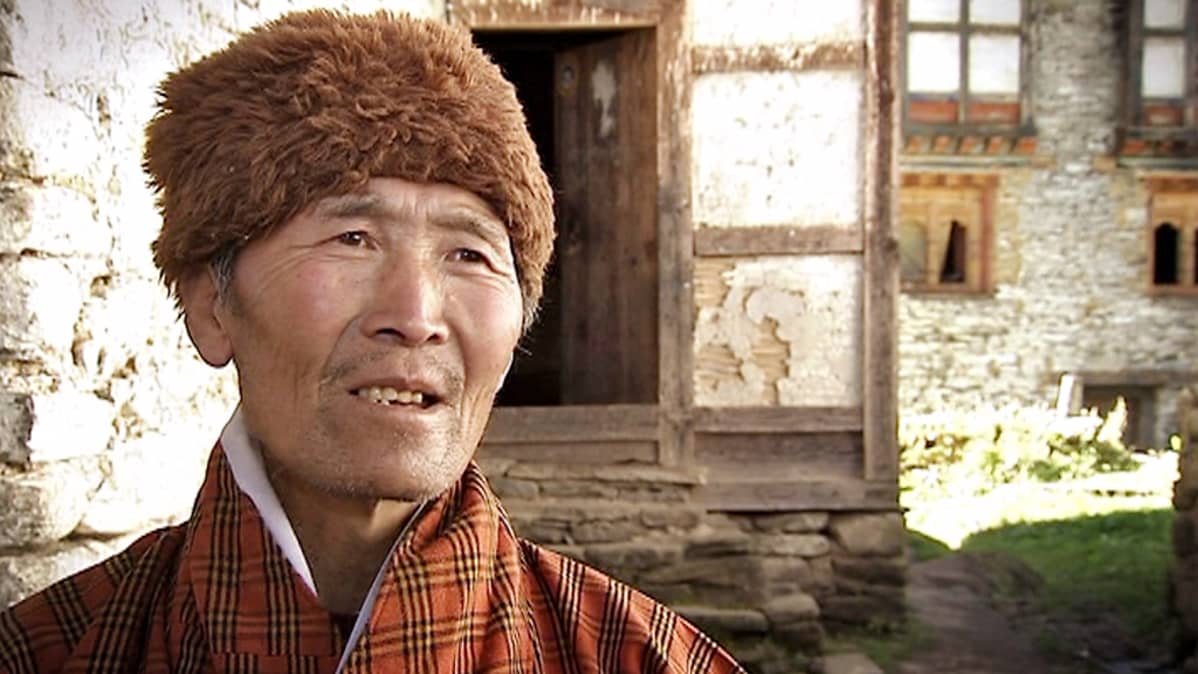 Maanviljelijä Dorji Tempa on nähnyt ilmastonmuutoksen vaikutukset Bhutanin maatalouteen.