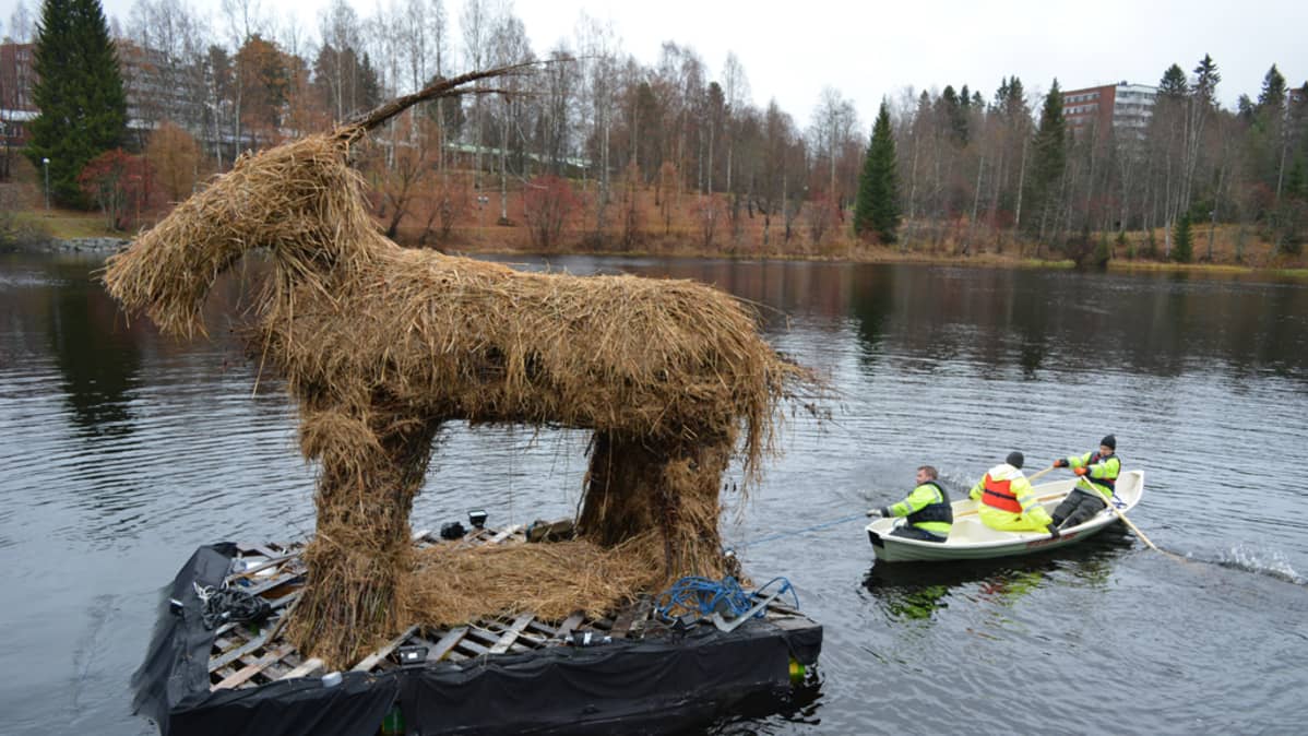 Kekripukkia soudetaan Kajaaninjoelle.