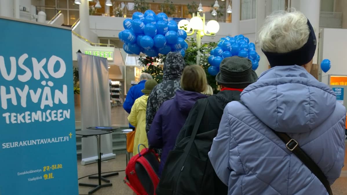 Seurakuntavaalien ennakkoäänestys Turun Hansatorilla.