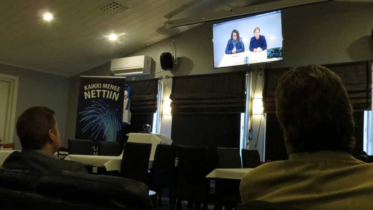 Kaakamolaiset juhlimassa kyläverkon valmistumista, videoneuvotteluyhteyden päässä viestintäministeri Krista Kiuru ja kansanedustaja Johannan Ojala-Niemelä.