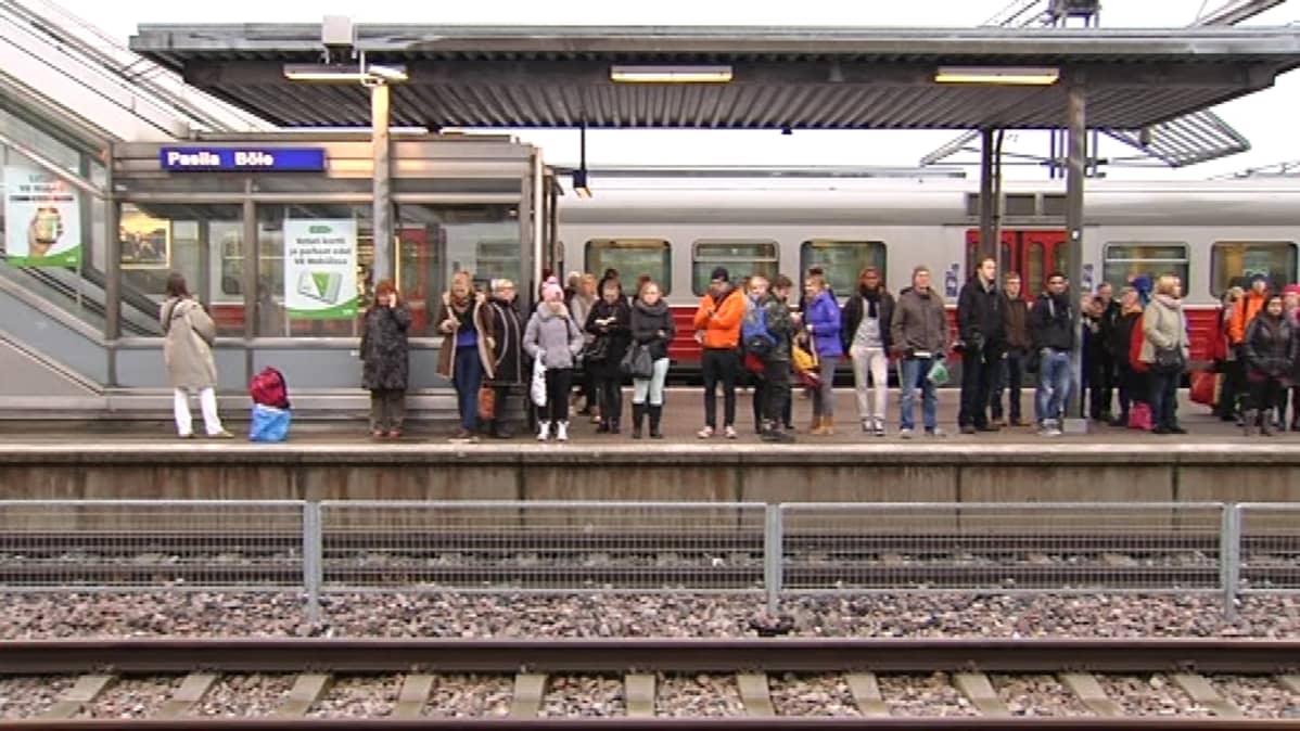 Junaan menijöitä Pasilan asemalla
