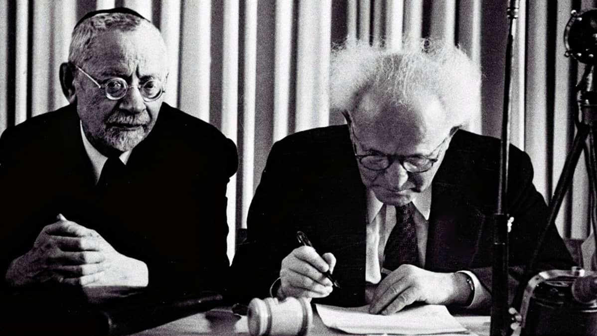 David Ben Gurion allekirjoittaa Israelin itsenäisyysjulistuksen.