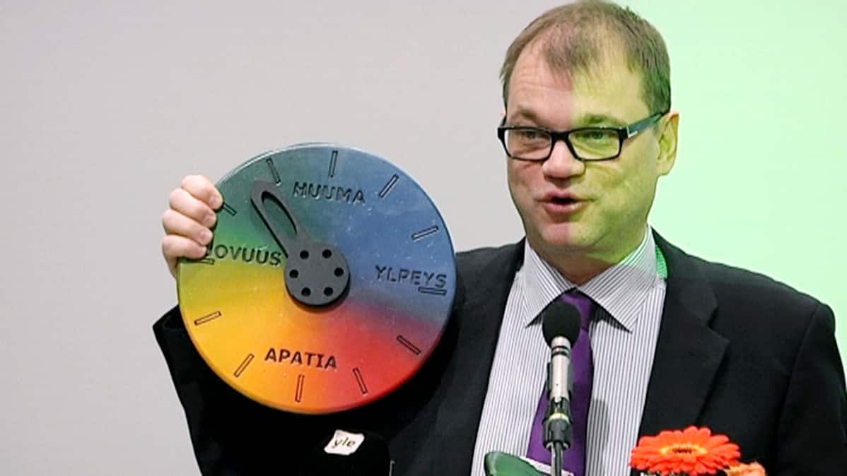 Juha Sipilä esittelee uuden organisaatiokakkaran Keskustan puoluekokouksessa Porissa 22.11.2014.