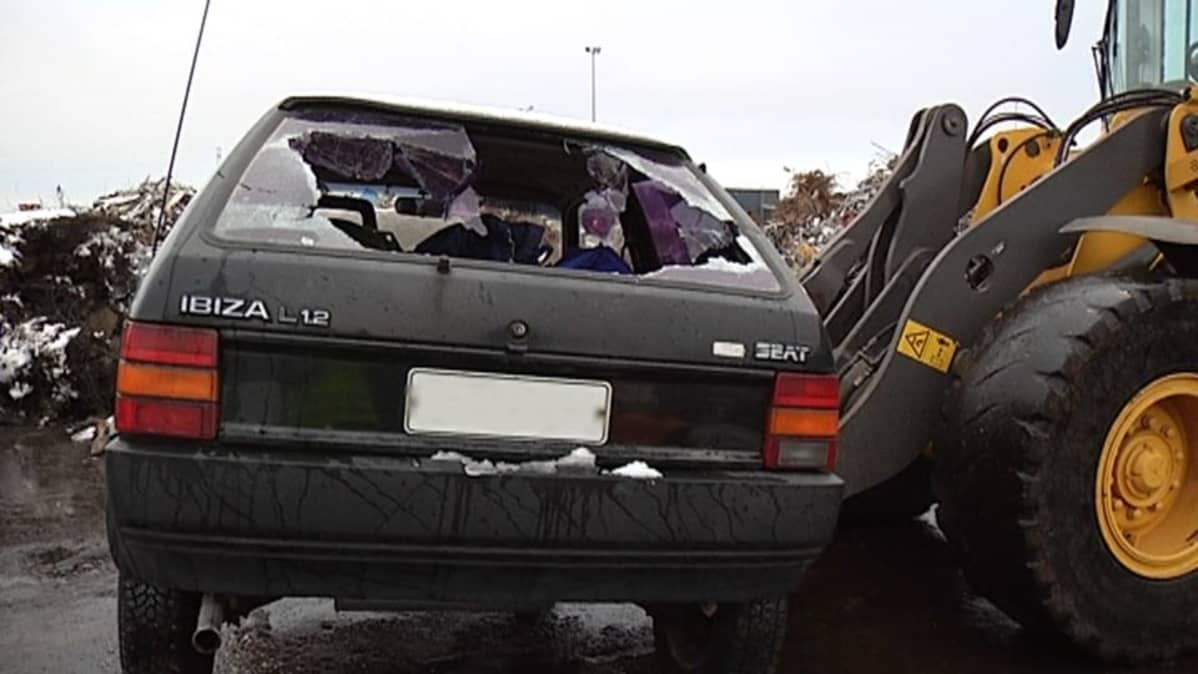 Romuauto päätyy kierrätykseen.